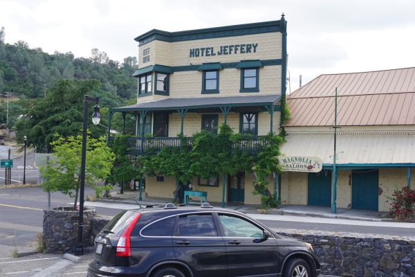 [Picture of Hotel Jeffery from 
Main St]